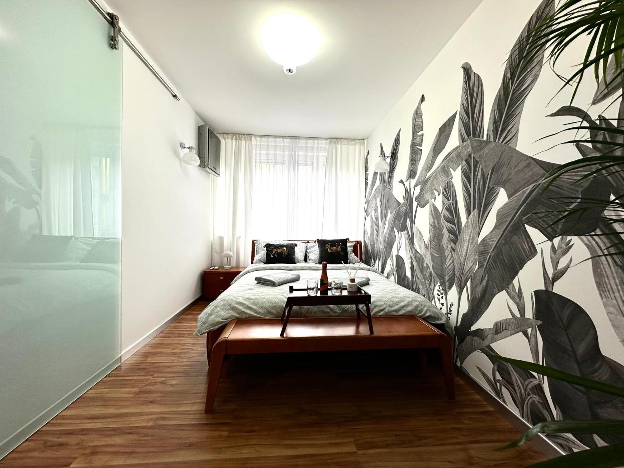 Laciarska Apartment ~ 200M Main Square ~ Self Check-In 20H - Wroclaw — Photos 1